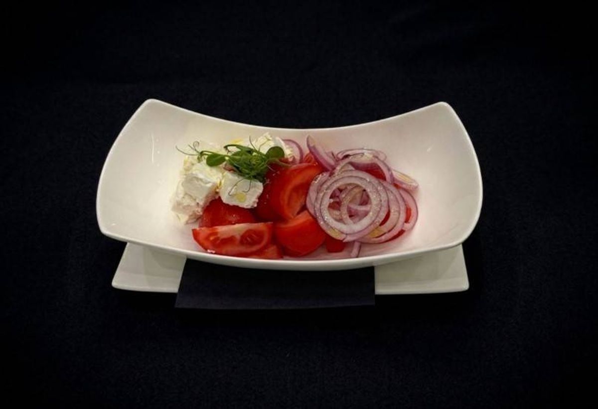 Salată de Roșii cu Ceapă și Brânză